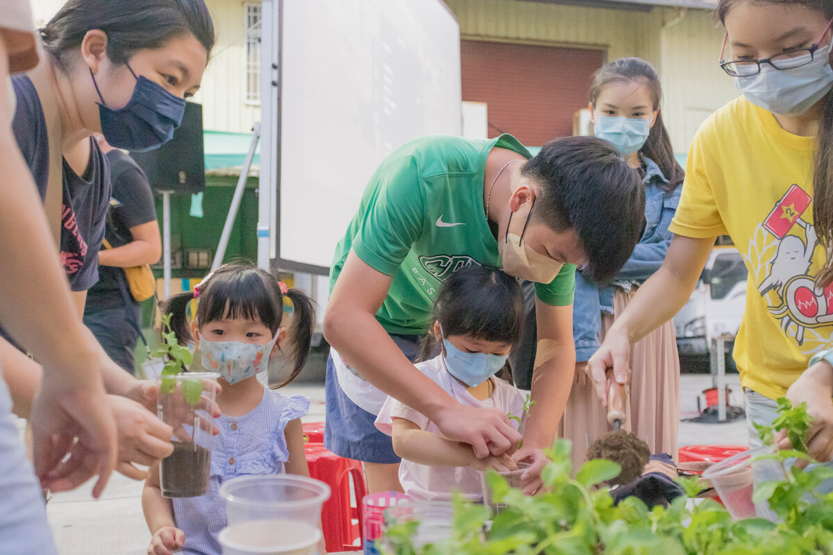 旗津民眾親子共同體驗種植香草的過程(另開新視窗/jpg檔)
