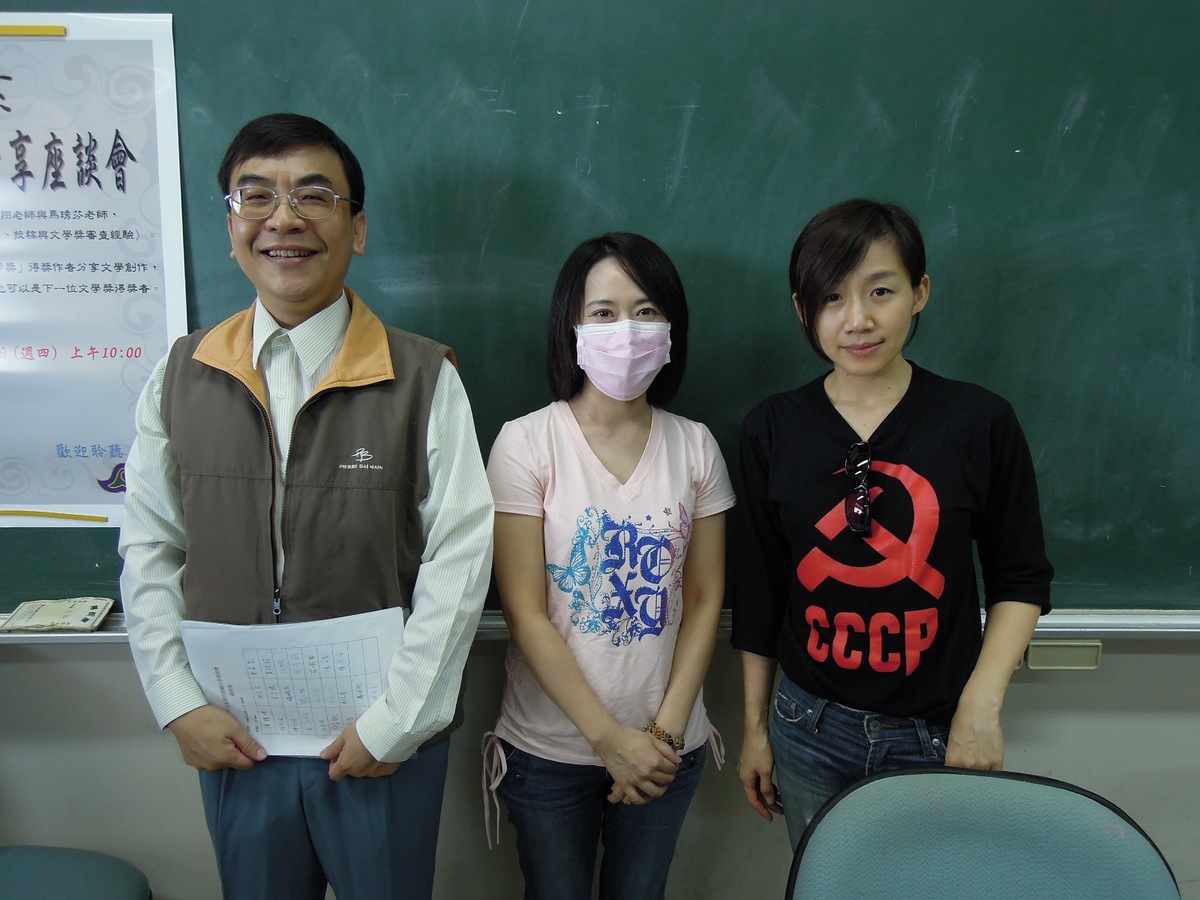 與中文系劉昭明主任合照(另開新視窗/jpg檔)圖片