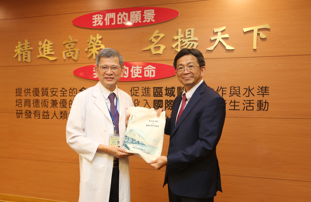 雙方互贈紀念品(另開新視窗/jpg檔)圖片