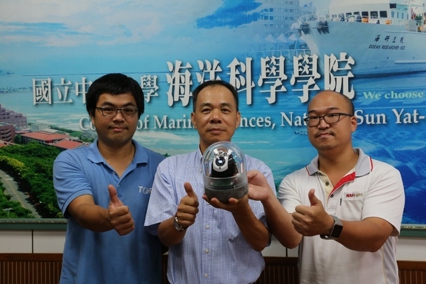 人物由左至由為：國家實驗研究院台灣海洋科技研究中心助理工程師張家溥、國立中山大學海洋科學系特聘教授洪慶章、國家實驗研究院台灣海洋科技研究中心助理工程師張旭光(另開新視窗/jpg檔)圖片