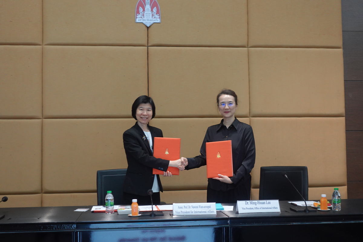 中山大學國際長李明軒（右）與孔敬大學國際長Professor Nawarat Wara-Aswapati(另開新視窗/jpg檔)圖片
