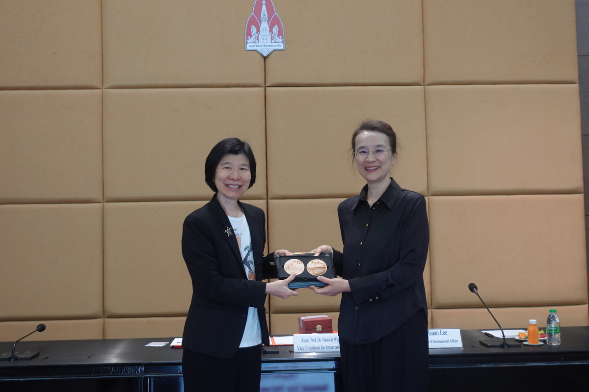 中山大學國際長李明軒（右）與孔敬大學國際長Professor Nawarat Wara-Aswapati(另開新視窗/jpg檔)圖片