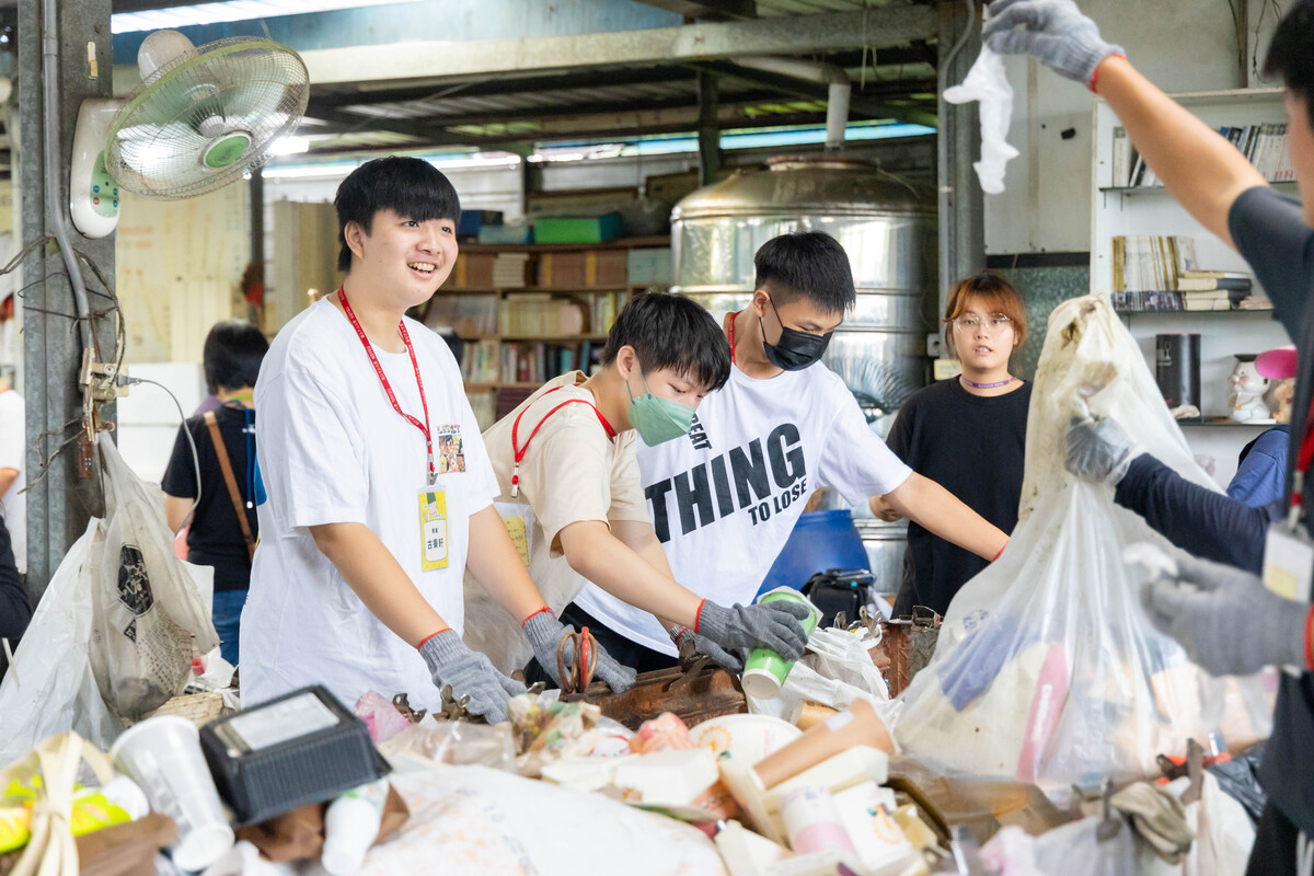 學員親手分類回收物，發現許多廚餘、一般垃圾夾雜其中(另開新視窗/jpg檔)圖片