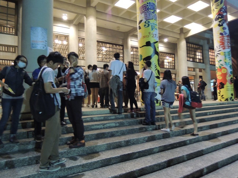 學生魚貫入場(另開新視窗/jpg檔)圖片