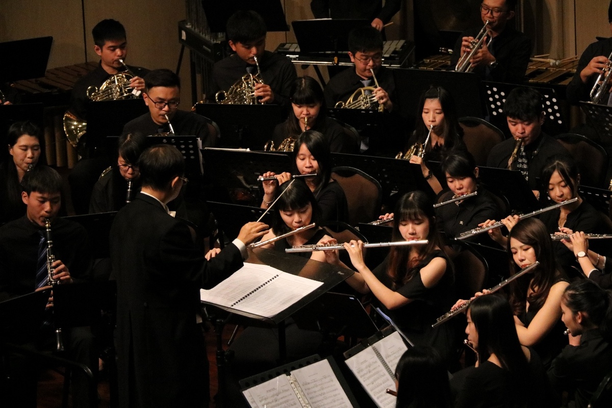 林鴻君指揮管樂團演奏(另開新視窗/jpg檔)圖片