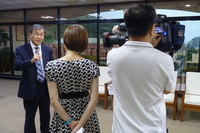 TVBS國際新聞節目團隊專訪本校鄭英耀校長(另開新視窗/jpg檔)圖片