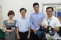 ＴVBS國際新聞節目團隊專訪本校電機系洪子聖教授（左二）與王復康助理教授（左三）(另開新視窗/jpg檔)圖片