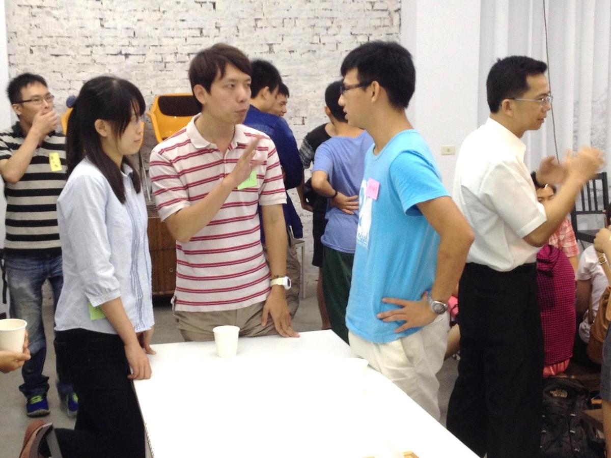 參與者和「WeCare」創辦人張海德交流心得(另開新視窗/jpg檔)圖片