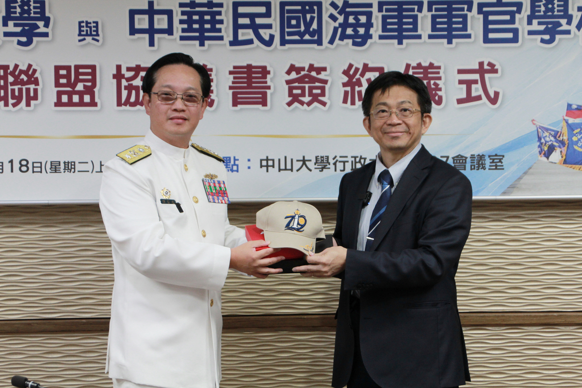海軍官校校長劉岱瑞（左）贈送紀念品(另開新視窗/jpg檔)圖片