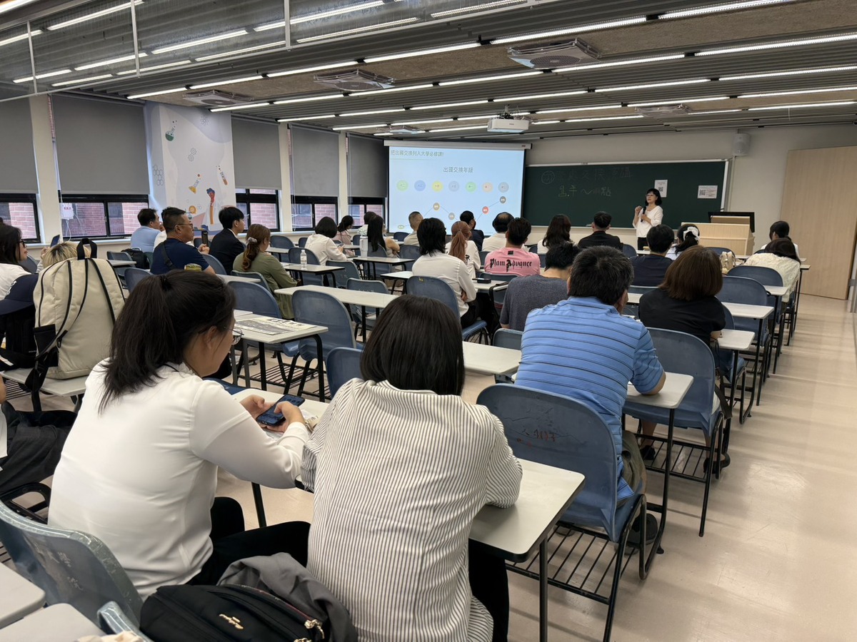 醫學院考生及家長專心聆聽國際事務處人員分享出國交換計畫細節(另開新視窗/jpg檔)圖片