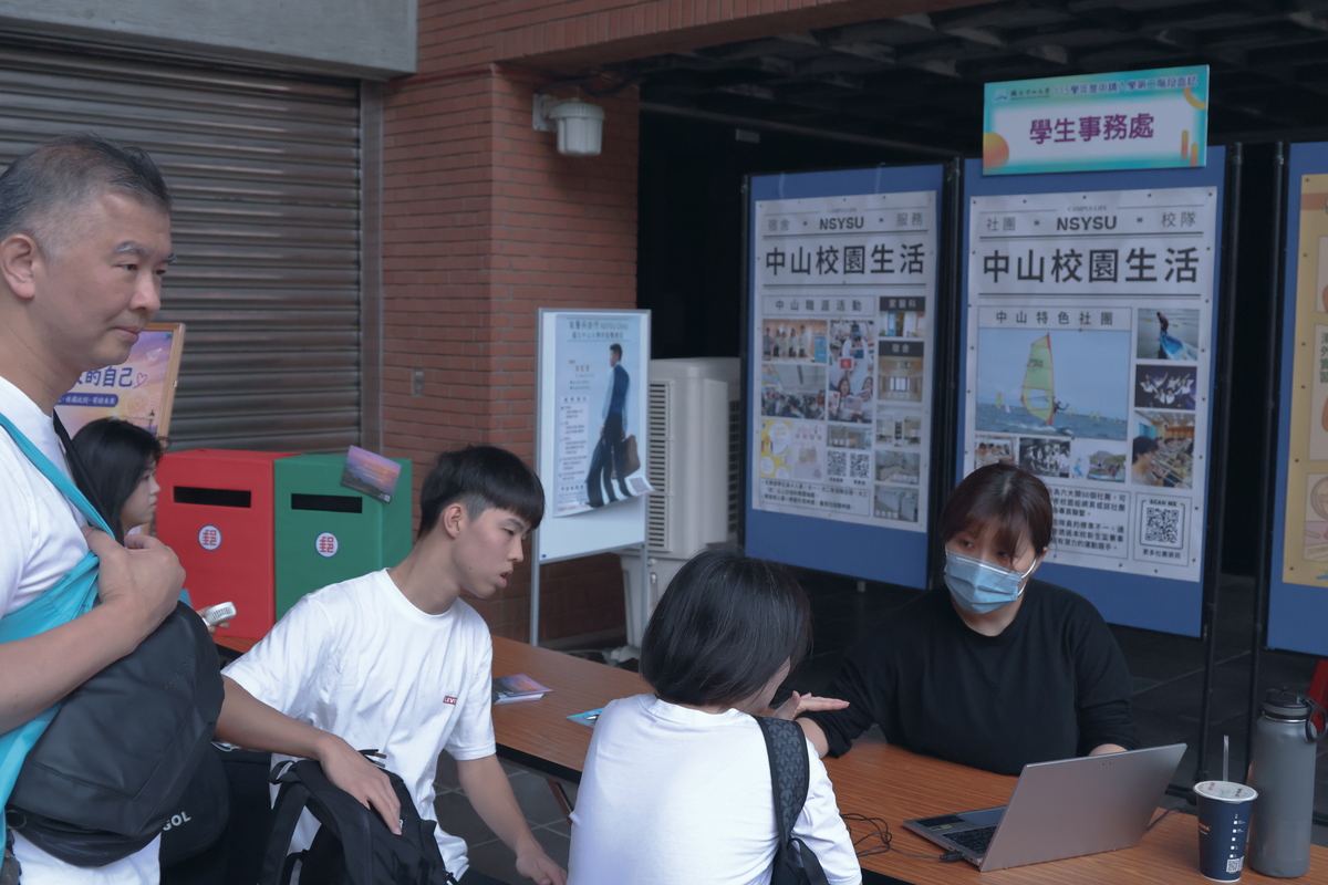 學生事務處攤位提供校內住宿與社團活動資訊(另開新視窗/jpg檔)圖片