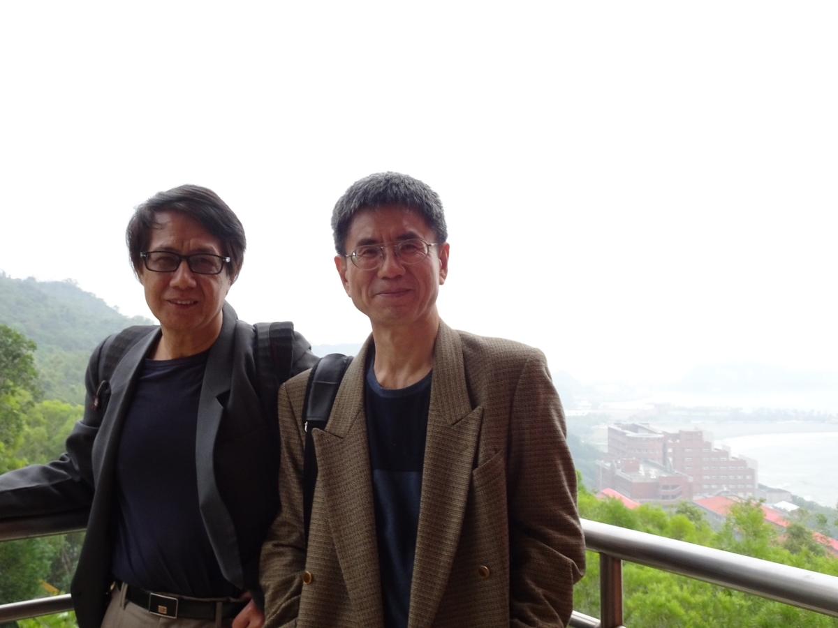 黃克全(左)與中文系主任蔡振念(右)在文學院合影(另開新視窗/jpg檔)圖片