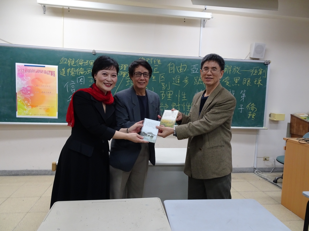 演講結束中文系主任蔡振念(左)惠贈禮物給黃克全(中)與王學敏(左)(另開新視窗/jpg檔)圖片