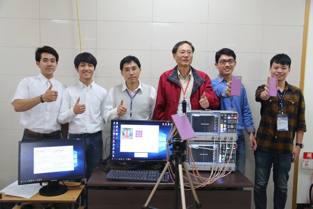 邁向頂尖大學計畫系列報導之三》全球唯一5G手機8天線及12天線實用設計　MIMO量測系統實測(另開新視窗/jpg檔)圖片
