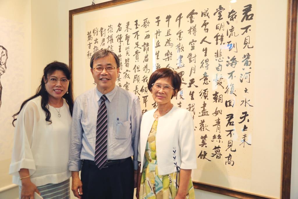 鄭英耀校長(中)及其書法作品〈將進酒〉(另開新視窗/jpg檔)圖片