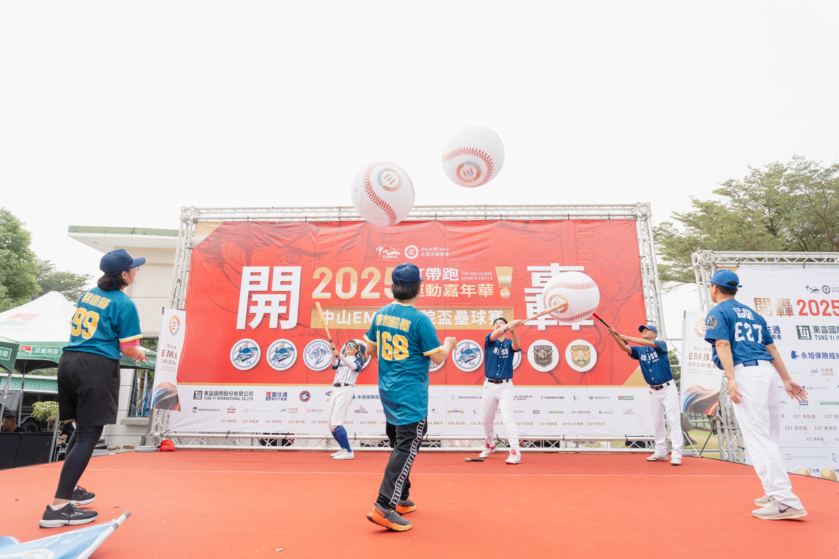 中山管院林豪傑院長、黃明新副院長、EMBA蔡佳芬執行長與E聯會何英翰會長共同開球(另開新視窗/jpg檔)圖片