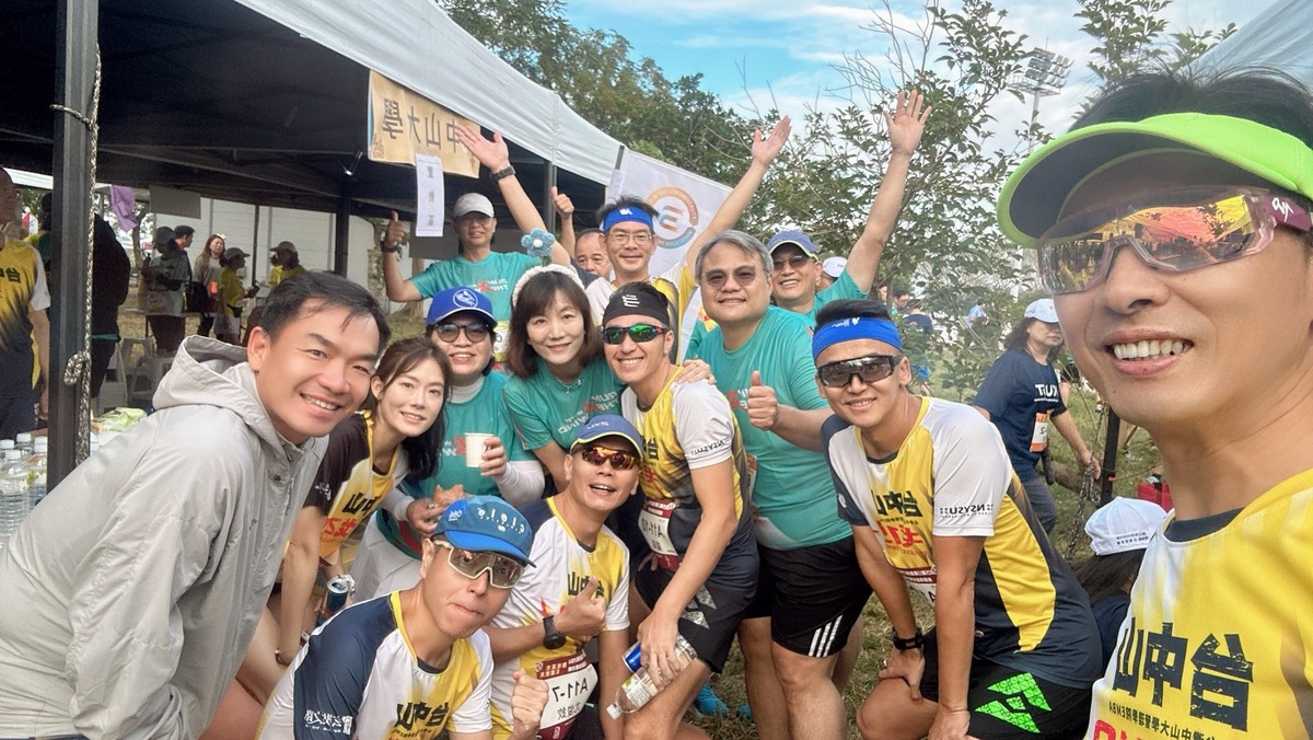 EMBA學長姐歡樂自拍(另開新視窗/jpg檔)圖片