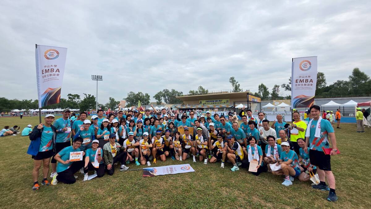 中山大學EMBA於第13屆全國EMBA校園馬拉松接力賽合影(另開新視窗/jpg檔)圖片