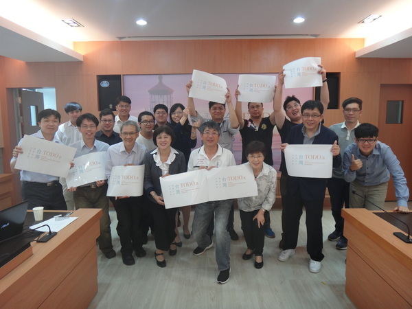 台灣開放民主守望協會（TODO.a）成立大會合影。前排左起依序為東海大學教授沈有忠、中山大學政治所教授劉正山、中山大學資管系教授黃三益、北美事務協調委員會委員陳會英、瑞信兒童醫療基金會董事長吳春福（中山校友）、中山大學政治所教授廖達琪、中山大學與台師大電機系合聘教授葉家宏、中山大學政治所碩士生彭柏鈞(另開新視窗/jpg檔)圖片