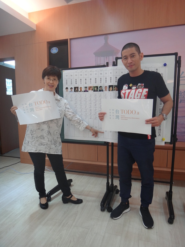中山大學政治所教授廖達琪（左）與台灣居住正義協會理事長黃益中（右）在台灣開放民主守望協會理事開票結果前留下有趣的合影。(另開新視窗/jpg檔)圖片