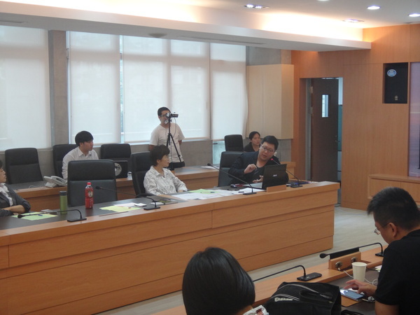 與談人開放文化基金會副執行長吳銘軒（右）強調，希望能夠開放政府、共同討論。(另開新視窗/jpg檔)圖片