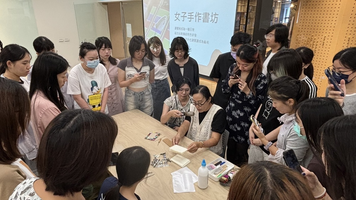 杜瓊誼老師為學員解說手作書製作(另開新視窗/jpg檔)圖片