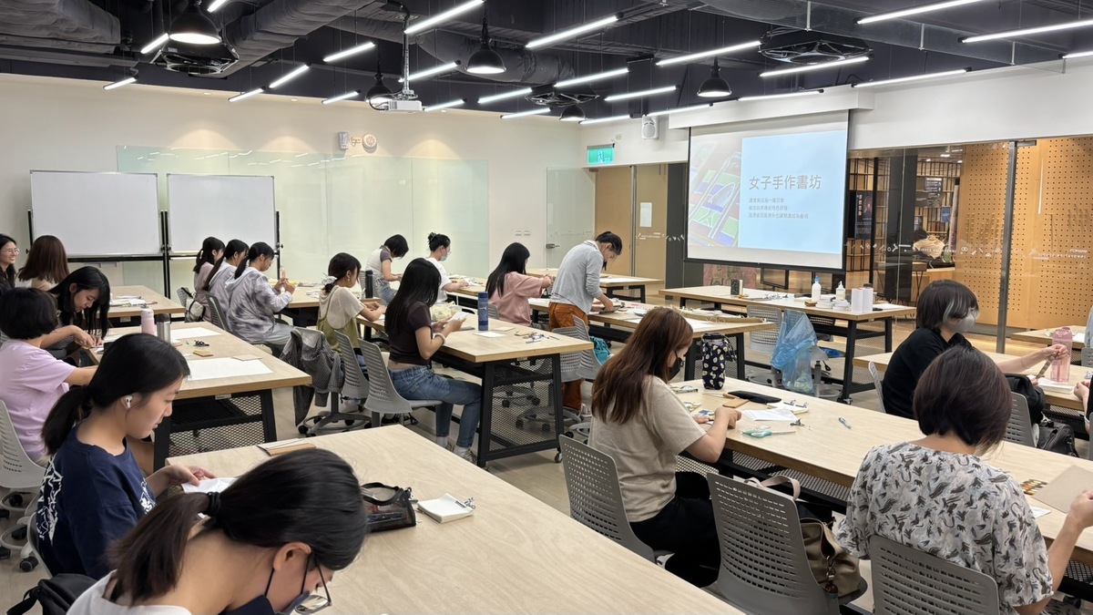 學員們製作專屬筆記本(另開新視窗/jpg檔)圖片