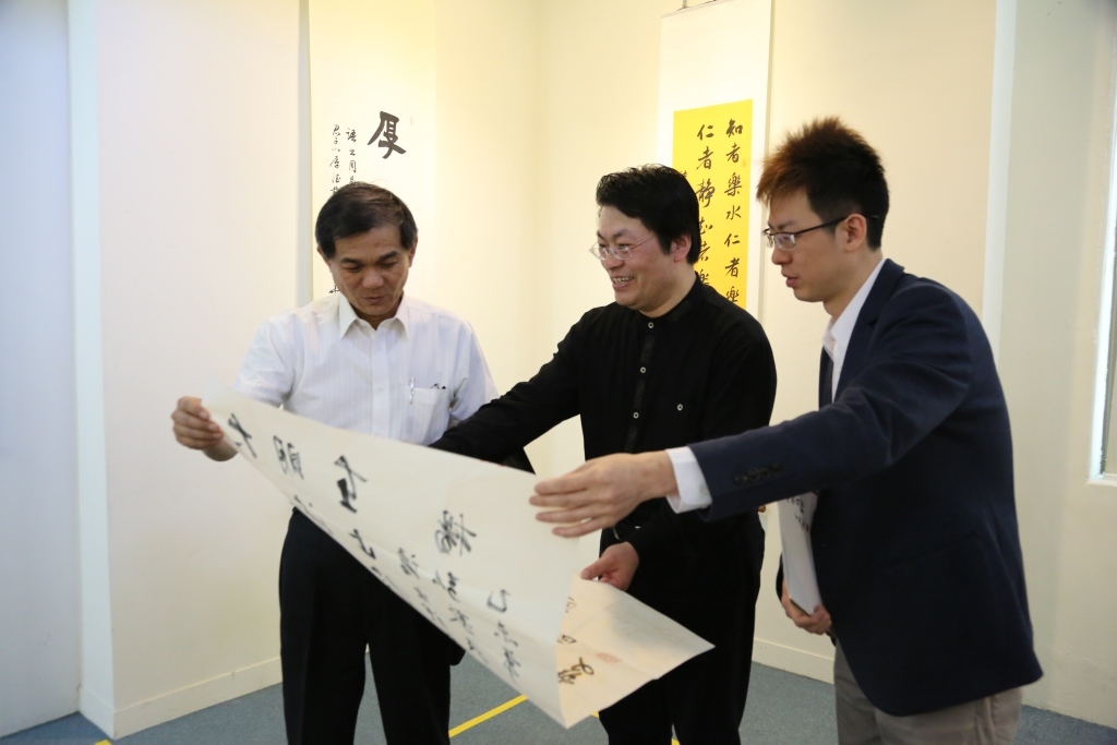 晁博士致贈作品予楊校長(另開新視窗/jpg檔)圖片