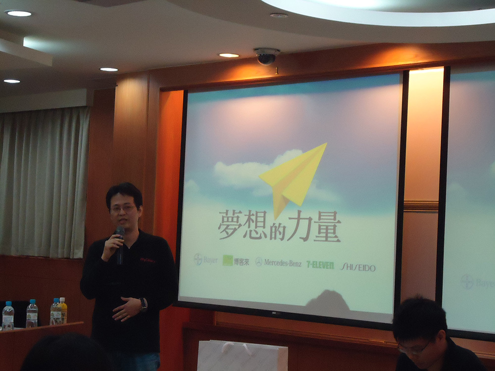 曹立榮先生說明此屆競賽主題「夢想的力量」(另開新視窗/jpg檔)圖片