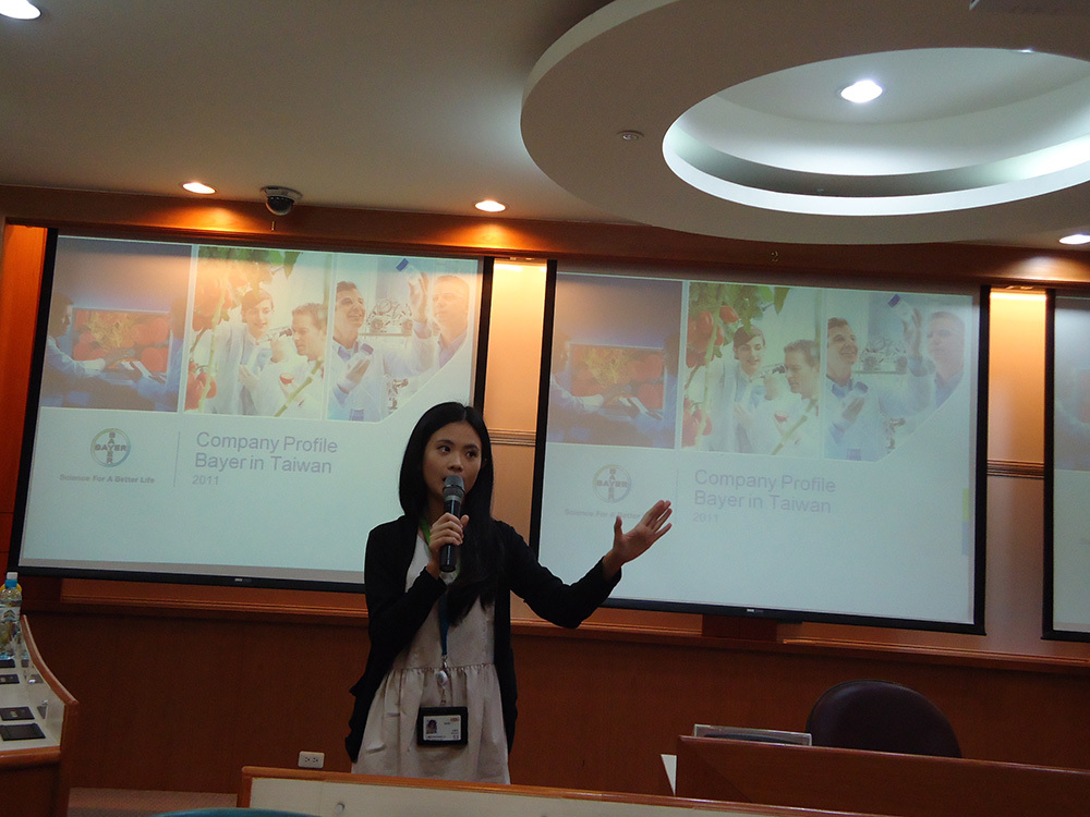 Betty小姐講述拜耳公司的企業理念(另開新視窗/jpg檔)圖片