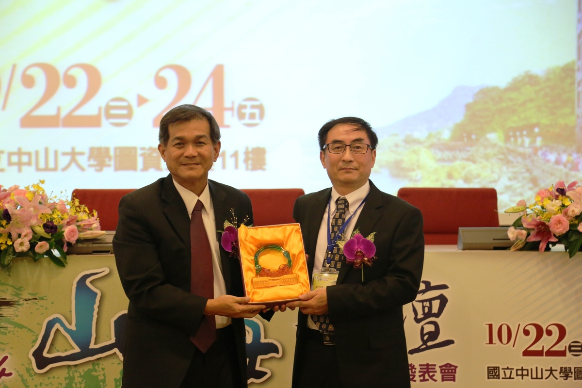 致贈廈大紀念品(另開新視窗/jpg檔)圖片