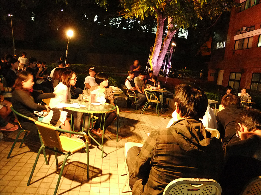 吉他聲繚繞，雨樹下共度感恩佳節(另開新視窗/jpg檔)圖片