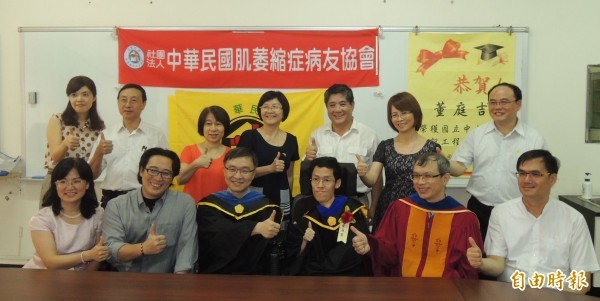 董庭吉（前排右三）感謝所有幫助過他的人。（記者洪定宏攝）(另開新視窗/jpg檔)圖片