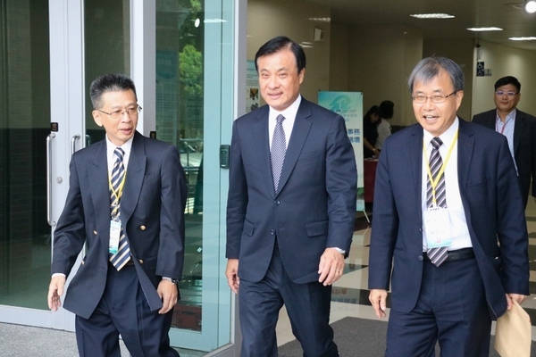 中山大學公共事務管理研究所今（４）日慶祝創所25週年，立法院長蘇嘉全（中）身為中山公事所傑出校友，也親返母校祝賀公事所生日快樂。左為中山公事所所長郭瑞坤、右為中山大學校長鄭英耀。(另開新視窗/jpg檔)圖片
