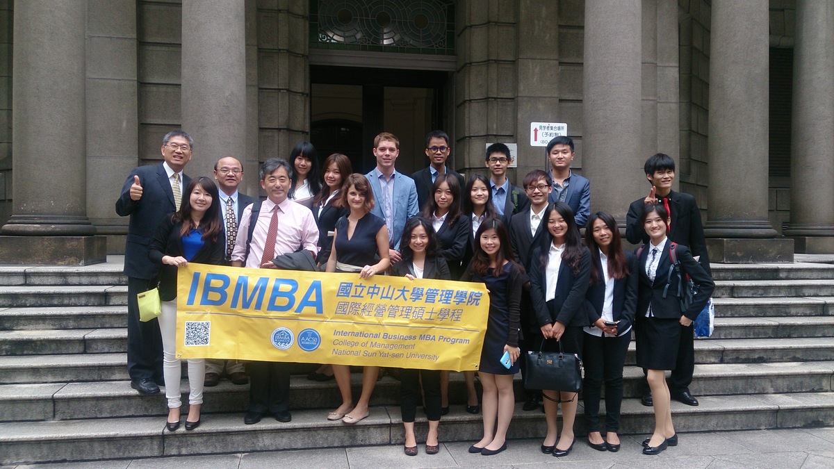 IBMBA課程安排海外移地教學，105級學生前往日本銀行參訪(另開新視窗/jpg檔)