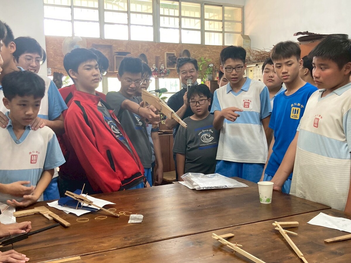 興仁國中學生試玩自製木槍(另開新視窗/jpg檔)圖片