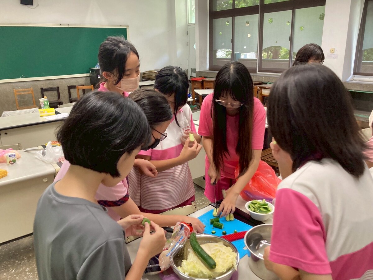 製作越南春捲(另開新視窗/jpg檔)圖片