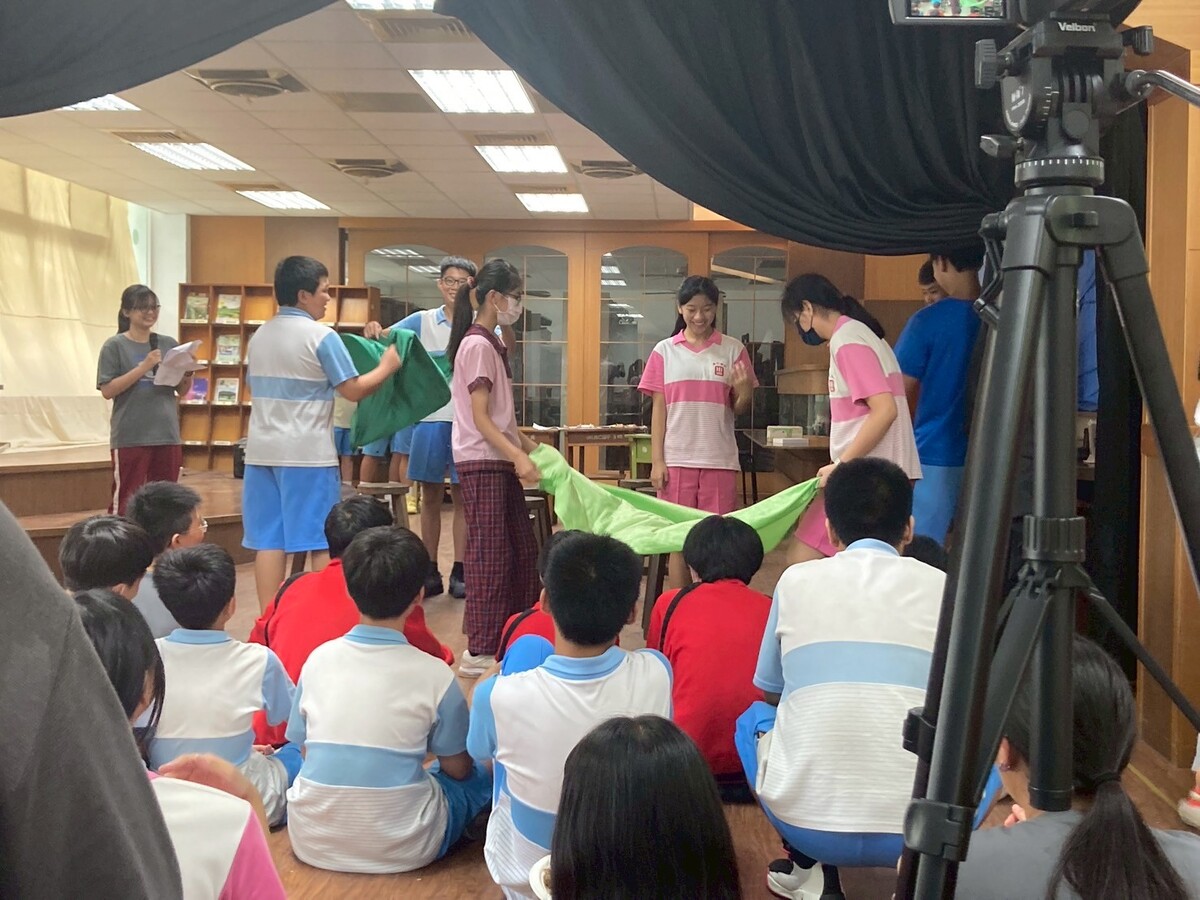 戲劇組學生演出(另開新視窗/jpg檔)圖片