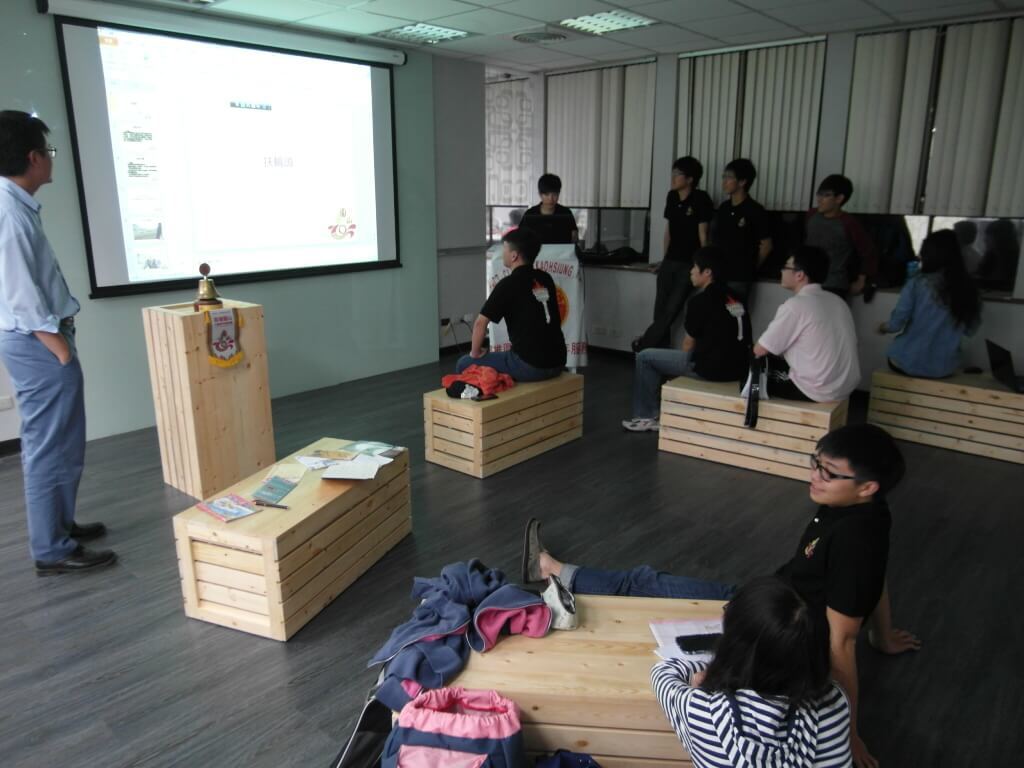四樓討論室之一，空間座位可隨人數及進行方式移動(另開新視窗/jpg檔)圖片