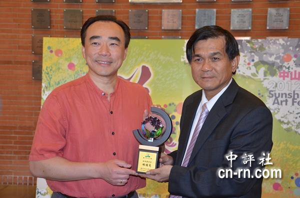 中山大學校長楊弘敦(右)頒贈駐校藝術家獎座給林昭亮。（記者　黃柏凱攝）(另開新視窗/jpg檔)圖片