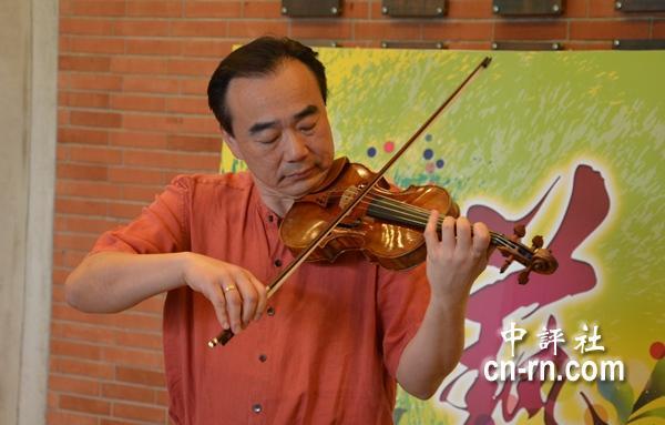 林昭亮現場演奏巴赫組曲。（記者　黃柏凱攝）(另開新視窗/jpg檔)圖片