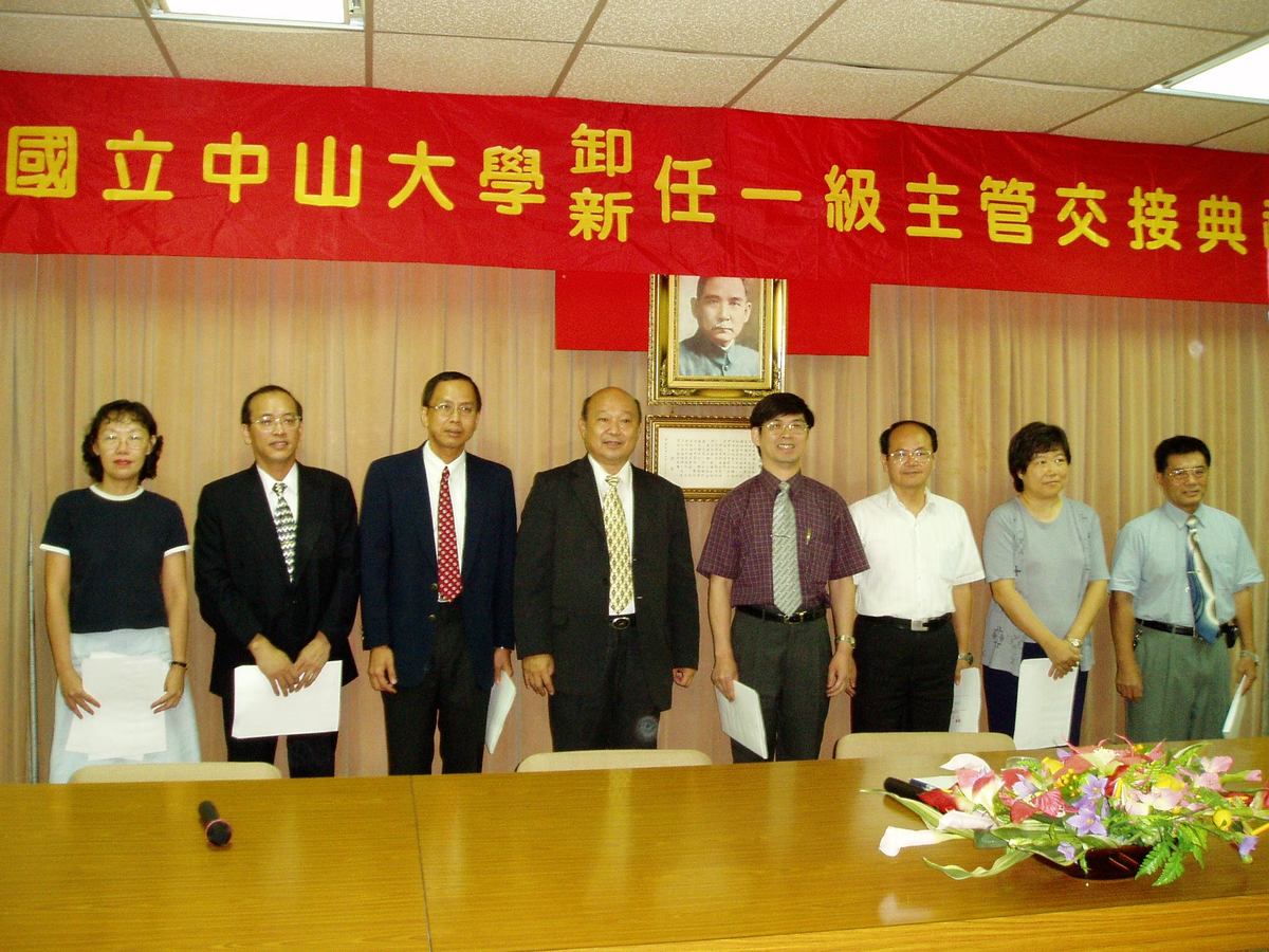 左起:文學院院長王儀君、管理學院院長蔡憲唐、社科院院長吳致寧、張宗仁校長、通識教育中心主任劉金源、計算機與網路中心主任官大智、圖書館館長羅夢娜、體育室主任陳龍銘.(另開新視窗/jpg檔)圖片