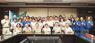 中山大學EMBA代表隊受邀體驗4天112公里的戈壁之路，行前校長楊弘敦（前左四）舉辦授旗儀式，期許代表隊成員發揚中山精神。記者蔡容喬／攝影(另開新視窗/jpg檔)圖片