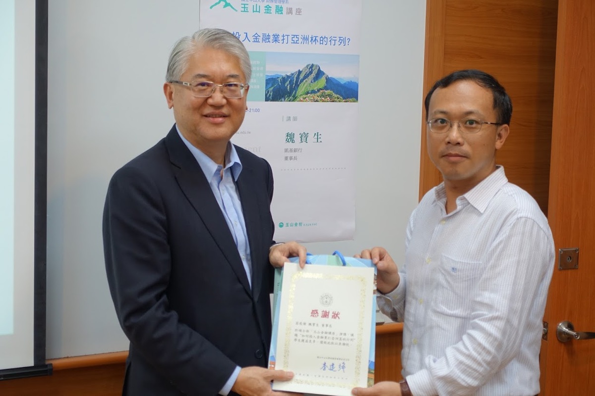 李建強主任(右)致贈感謝狀(另開新視窗/jpg檔)圖片