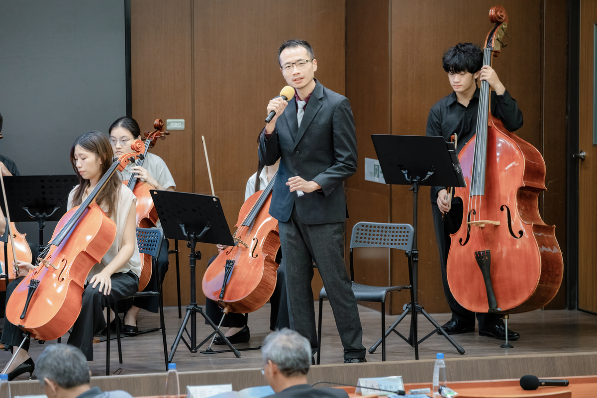 《二閱春秋》中山物理系呂浩宇副教授朗誦(另開新視窗/jpg檔)圖片