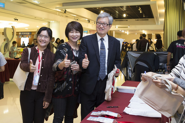 主辦單位：中山大學教務長黃心雅(中)、高東屏區域教學資源中心執行長陳俐吟(左)歡迎各校貴賓(另開新視窗/jpg檔)圖片