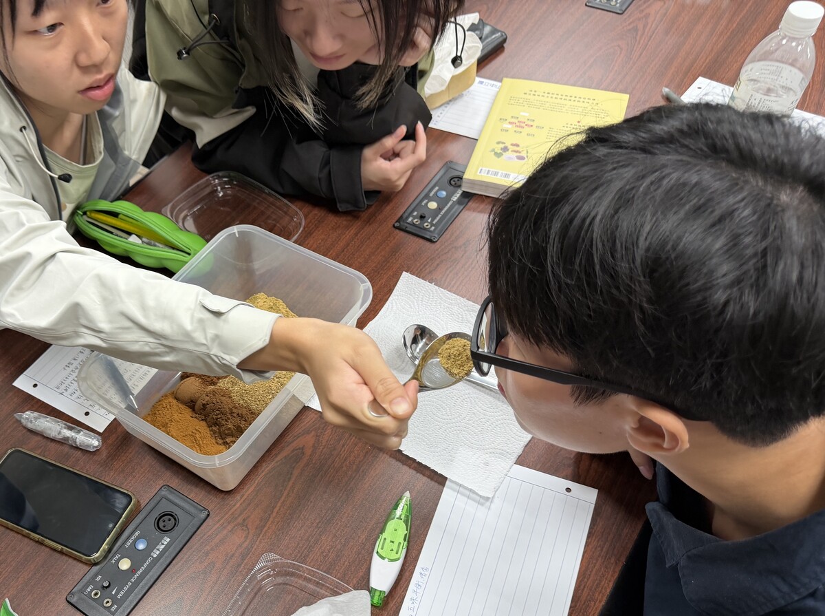學生在實作過程中相互討論與感受(另開新視窗/jpeg檔)圖片
