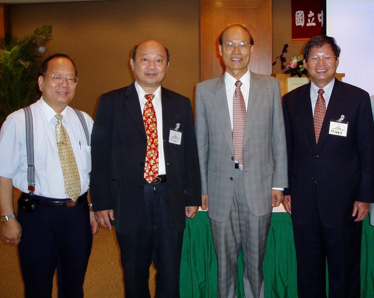 左起:執行長黃英忠,校長張宗仁,台灣菸酒公司董事長黃營杉,慶富造船董事長陳慶男.(另開新視窗/jpg檔)圖片