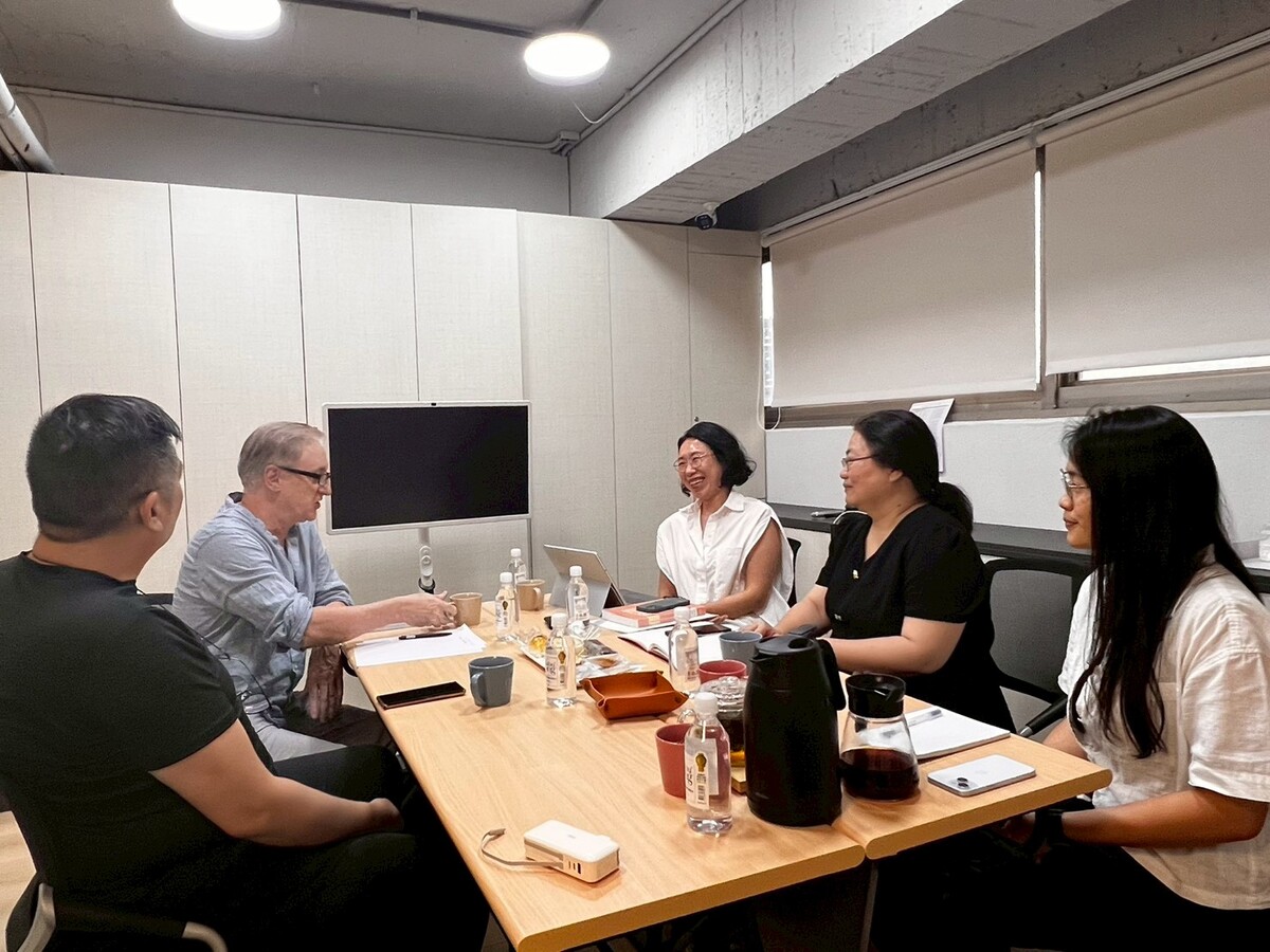 Iain Robertson教授應邀至中華民國畫廊協會，與台北藝術產經研究室柯人鳳執行長以「後疫情時期藝術品市場研究的動向：台灣與東亞區域」為題進行對談。(另開新視窗/jpg檔)圖片