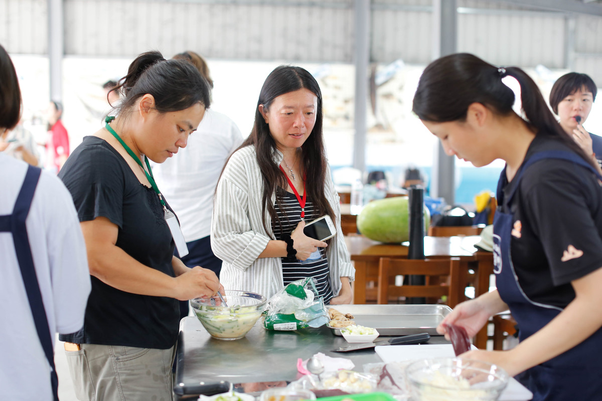 西灣學院副院長兼系列工作坊計畫主持人陸曉筠教授協助學生料理